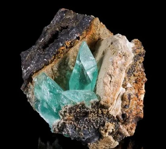 为什么宝石是五颜六色的,宝石为什么五光十色