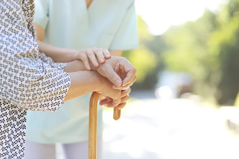 2700元护理费实付675元！义乌这项政策太棒啦！子女再也不愁了！