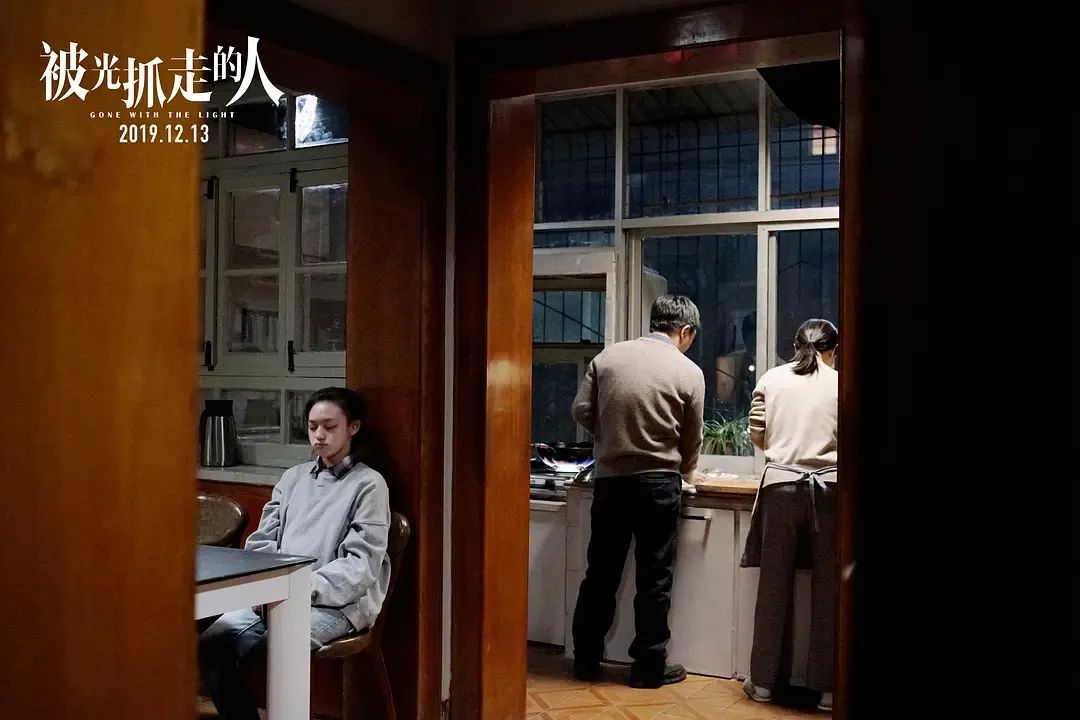 它像《小偷家族》，也像《我不是药神》？