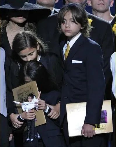 迈克尔杰克逊的女儿为什么是白人,迈克尔杰克逊女儿生活视频