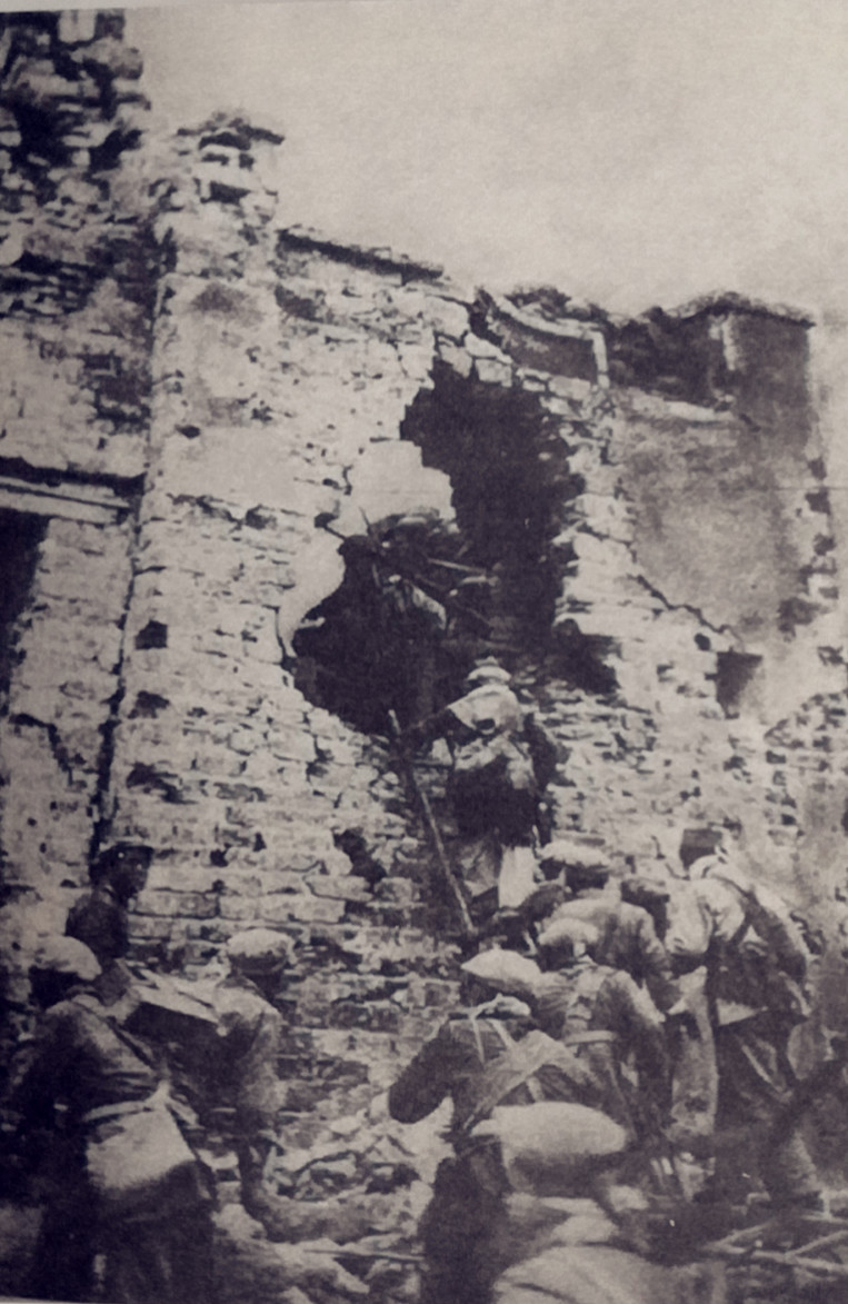 *伯承刘**、陈毅、*小平邓**指示“王疯子”：“康泽只能捉来，不能抬来，要活的”