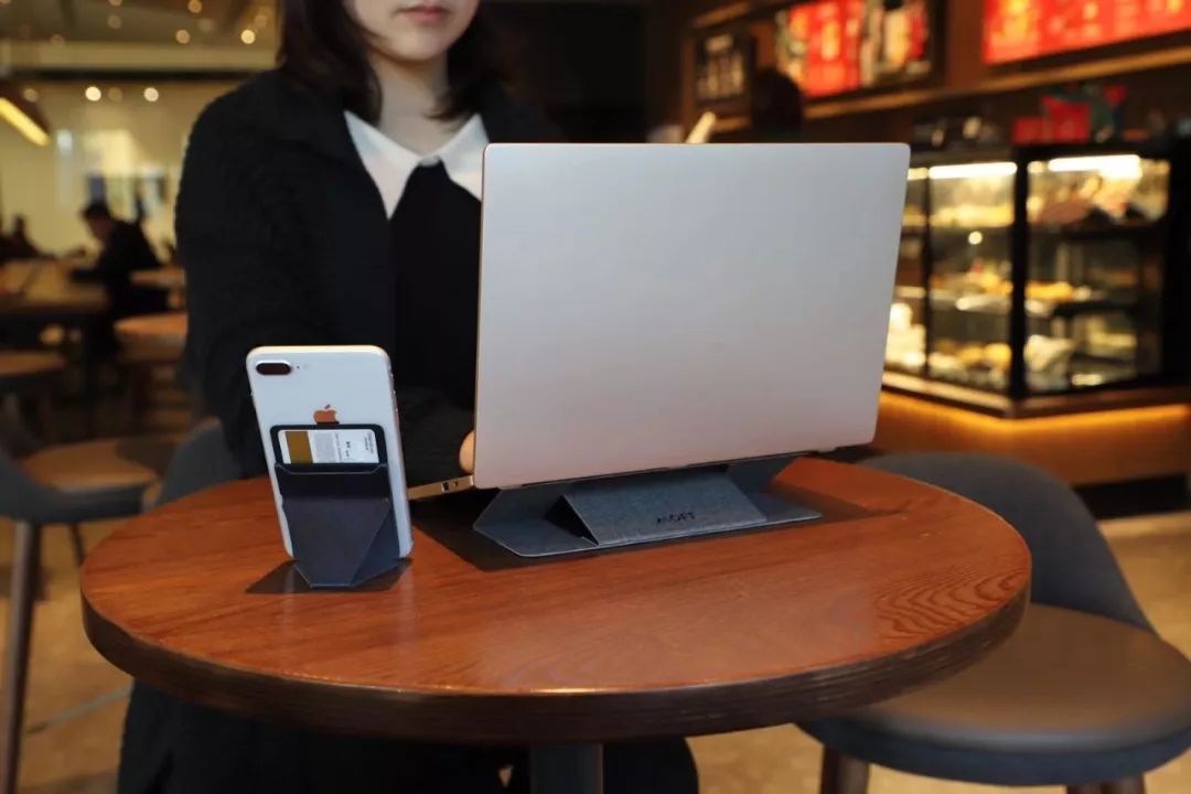 这个中国团队做了款手机支架，在外网7天卖了25万美元