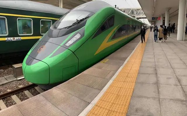 d955次列车时刻表,d5819发车了没