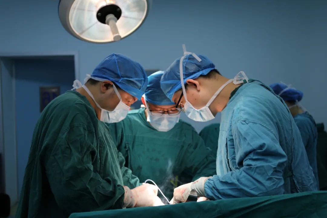 19岁男孩高处坠落死里逃生,19岁男孩做手术断送性命