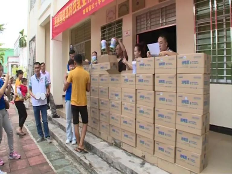 爱心企业家为留守儿童捐赠,浚县爱心企业捐赠奶粉
