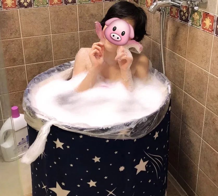 小浴室必备之折叠泡澡桶,有了折叠泡澡桶在家也能泡澡了