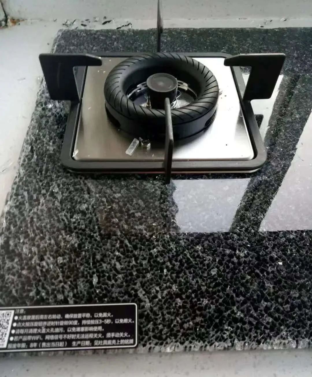 煤气灶玻璃突然爆裂怎么回事,煤气灶玻璃爆裂怎么回事