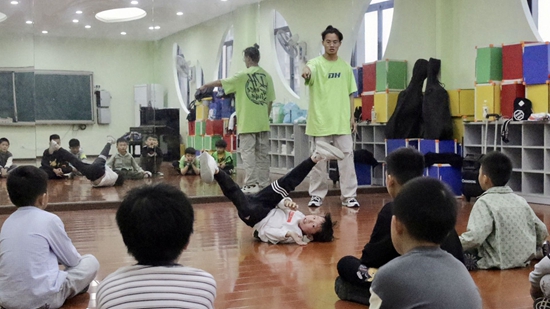 杭州小学免费托管教育,杭州小学生托管新模式