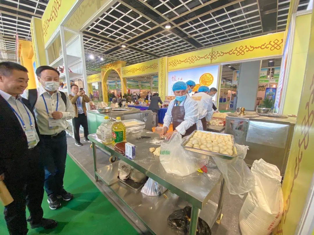 伊宁市特色馕包肉,伊犁最好吃的烤馕