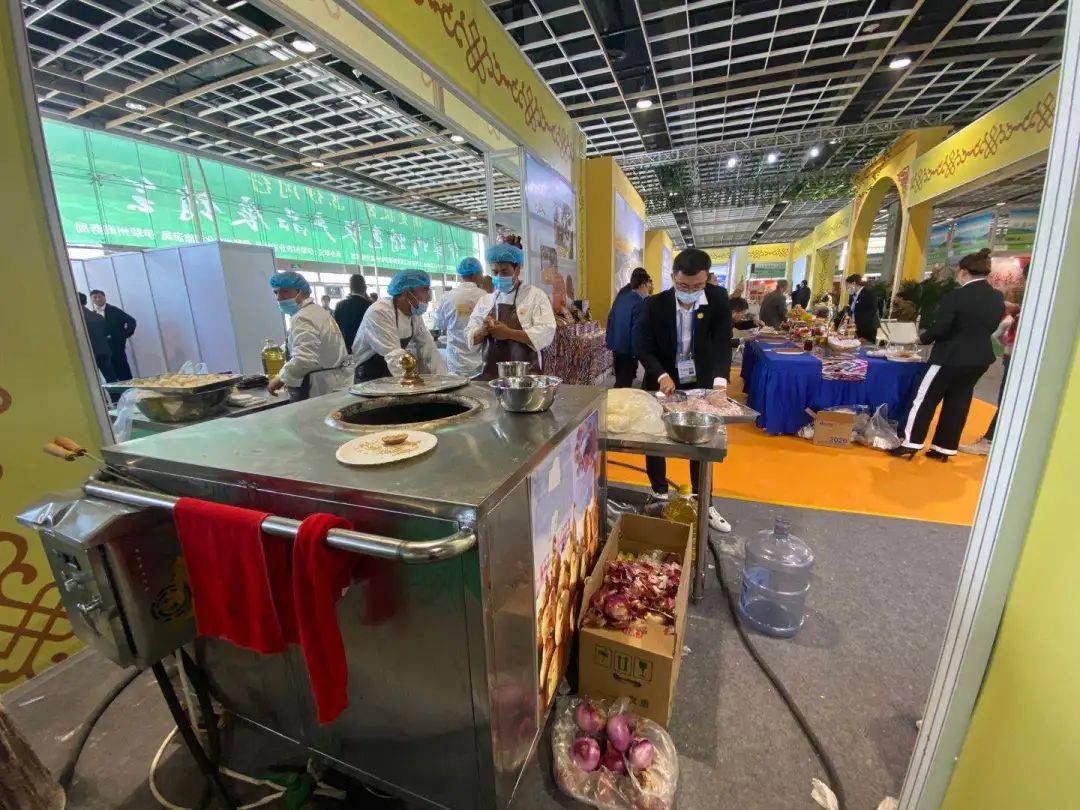 伊宁市特色馕包肉,伊犁最好吃的烤馕