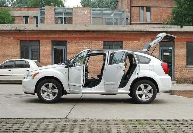 不小心在车上洒饮料,汽车被洒了几滴饮料有事吗