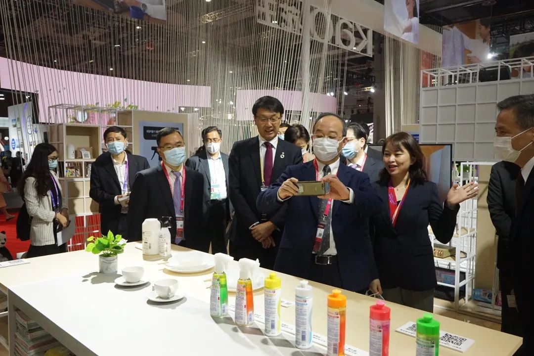 参展闵行企业有啥亮点？跟着区领导逛进博就知道了