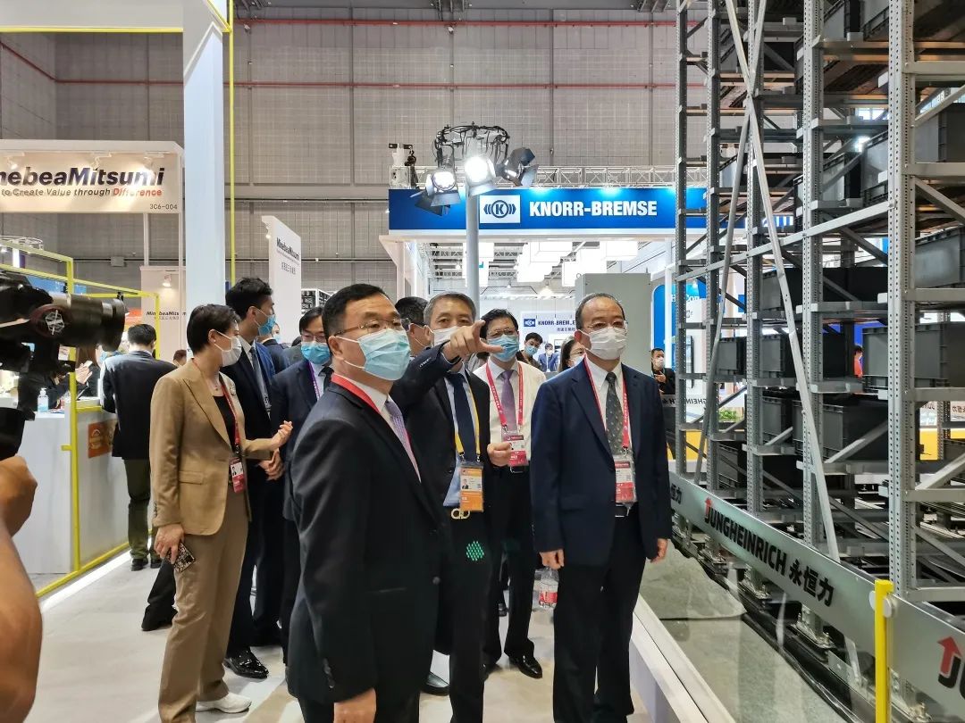 参展闵行企业有啥亮点？跟着区领导逛进博就知道了