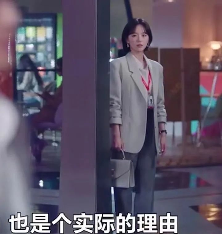 美女背爱马仕包,贫民窟女孩背的包