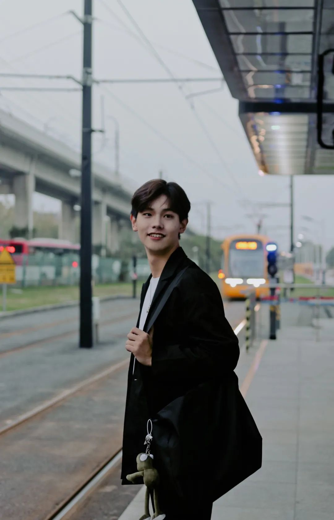 这也太好看了！00后帅气小哥哥将校园地标建筑拟人化，哪个是你的PICK？