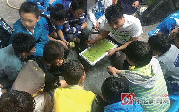 绿茵场上青春飞扬,绿茵场上的激烈角逐