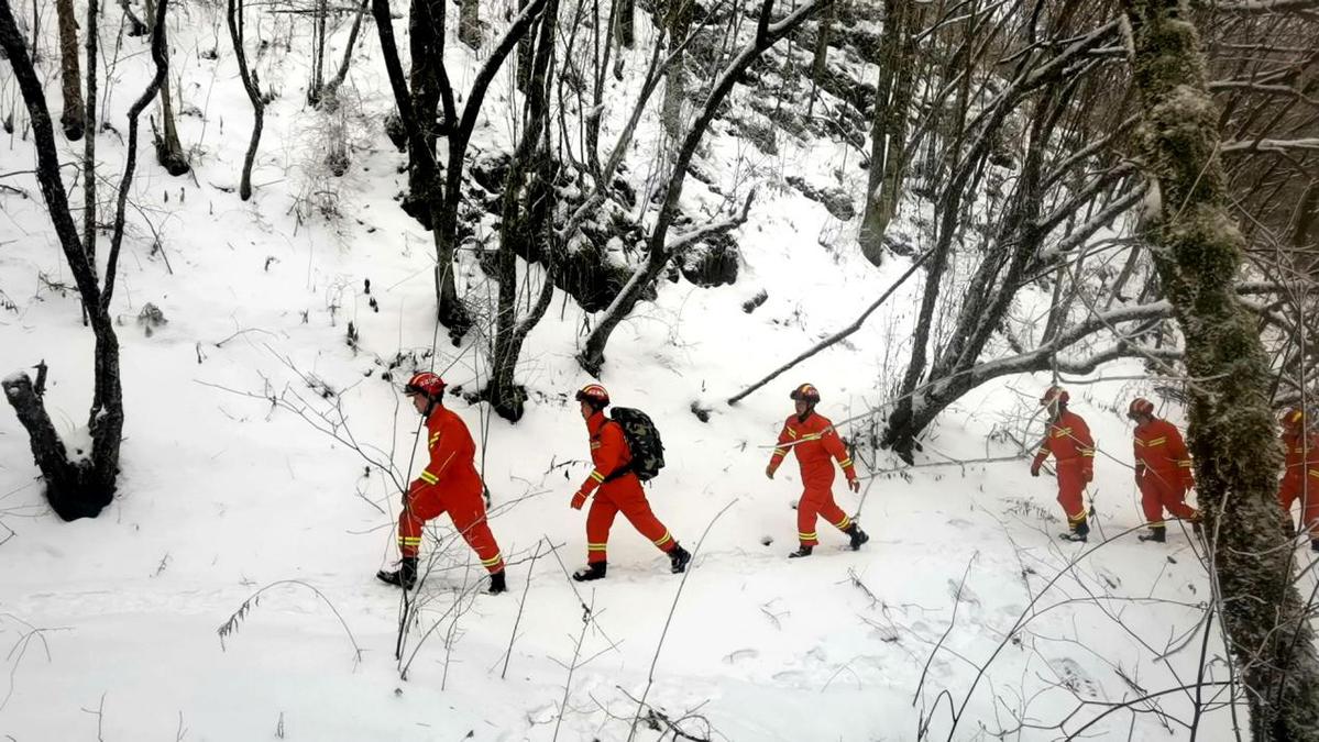 湖北神农架：风雪中的一抹“橙”大山里的护林人