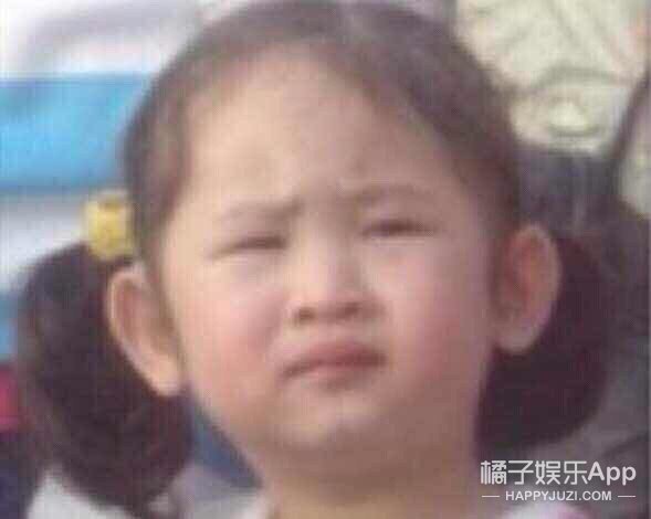 还记得表情包,小女孩模仿妈妈生气皱眉表情包
