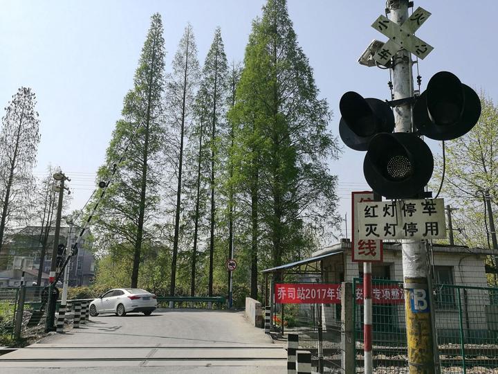 告别宣杭老线|49岁的仓前火车站今天挥手谢幕，它有杭州市区罕见的铁路道口