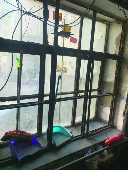 老旧小区装修门窗,老旧小区门窗安全隐患