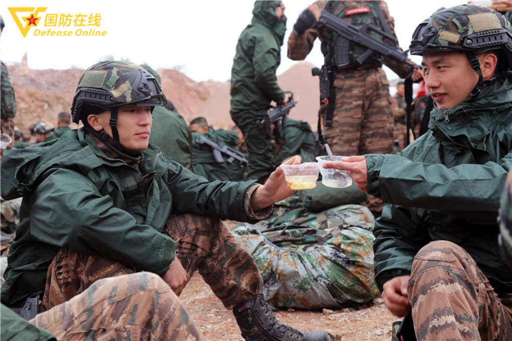 官兵魔鬼训练周,战友们体能训练