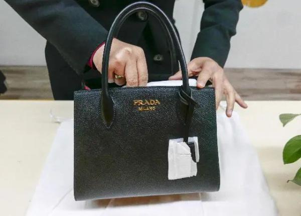 普拉达包包捡漏,2万块能在普拉达买几件衣服