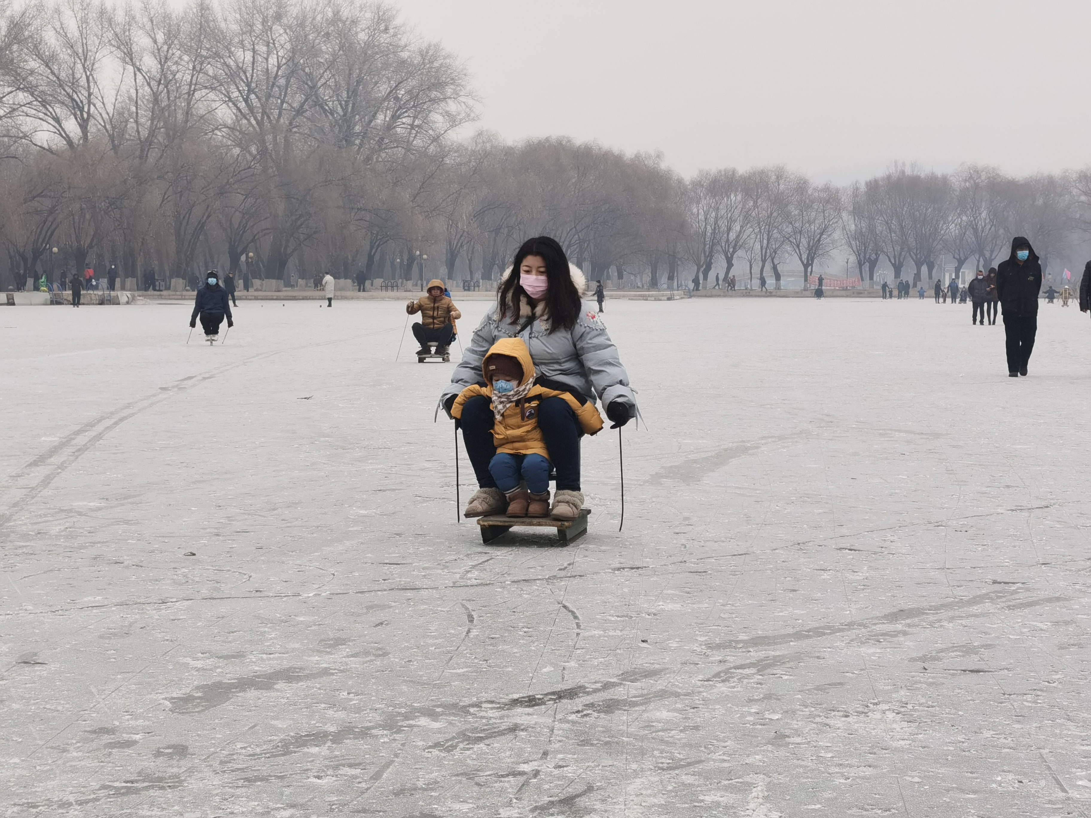 家长带孩子滑冰,家长带孩子滑冰助力冬奥