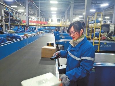 快递员奋斗的模样,快递分拣员奋斗者就有希望