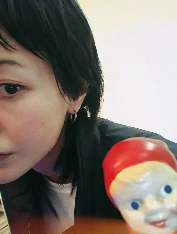 郭采洁仙女发型,郭采洁红色括号眉造型图片