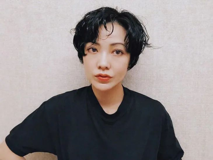 郭采洁仙女发型,郭采洁红色括号眉造型图片