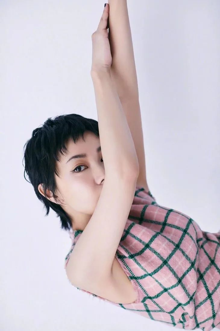 郭采洁仙女发型,郭采洁红色括号眉造型图片