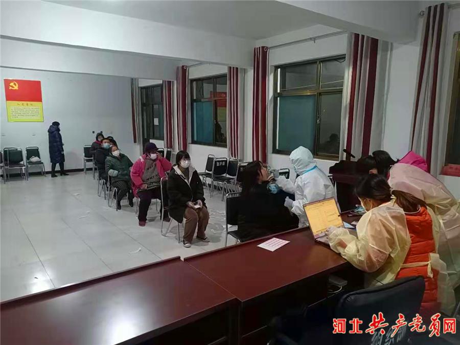 行唐县南桥镇南龙岗村：高扛*党**旗勇战疫情