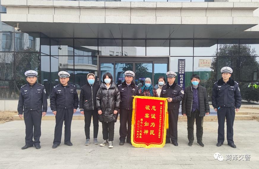 一面锦旗诉说一段暖心事,一面锦旗一个故事