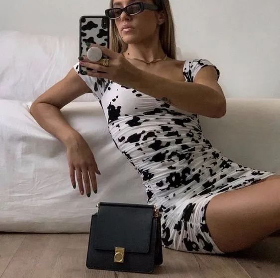 看泫雅的搭配,周冬雨泫雅撞衫