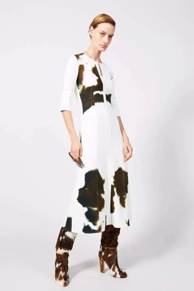 看泫雅的搭配,周冬雨泫雅撞衫