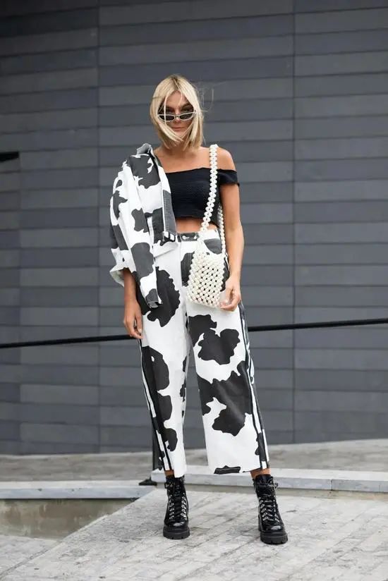 看泫雅的搭配,周冬雨泫雅撞衫