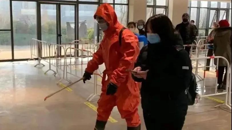 如果祖国有颜色那一定是中国红,如果战疫有颜色