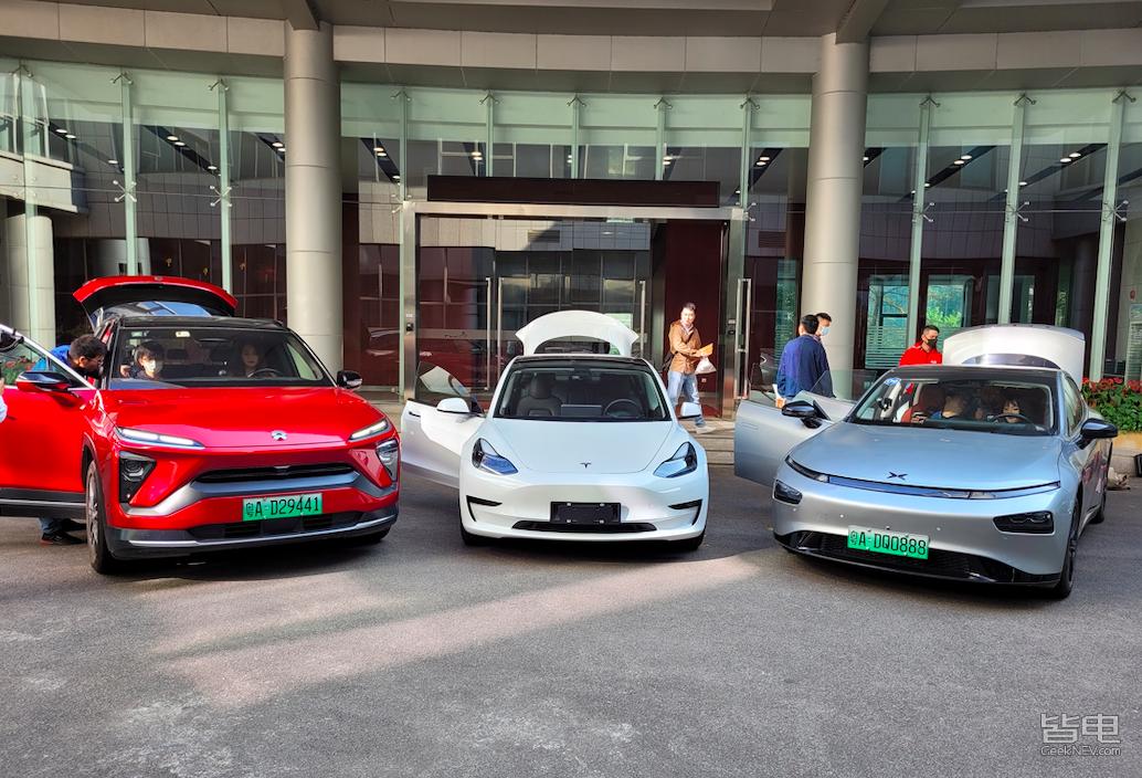 特斯拉小鹏蔚来激烈驾驶评测,作死挑战骑电动车