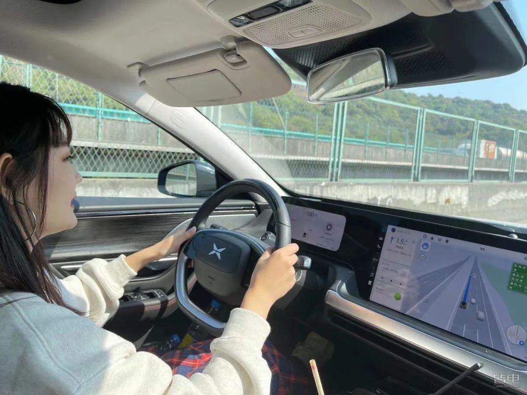 特斯拉小鹏蔚来激烈驾驶评测,作死挑战骑电动车