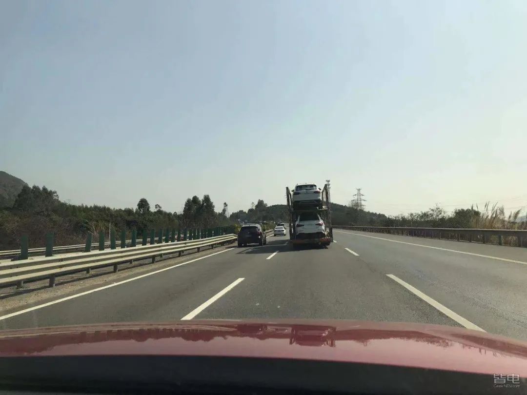 特斯拉小鹏蔚来激烈驾驶评测,作死挑战骑电动车