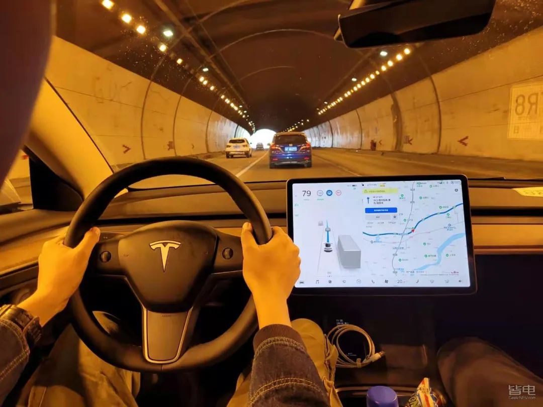 特斯拉小鹏蔚来激烈驾驶评测,作死挑战骑电动车