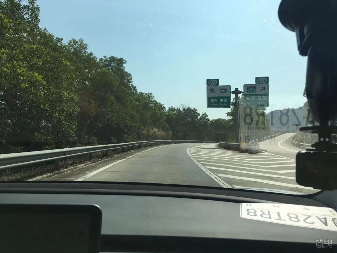 特斯拉小鹏蔚来激烈驾驶评测,作死挑战骑电动车