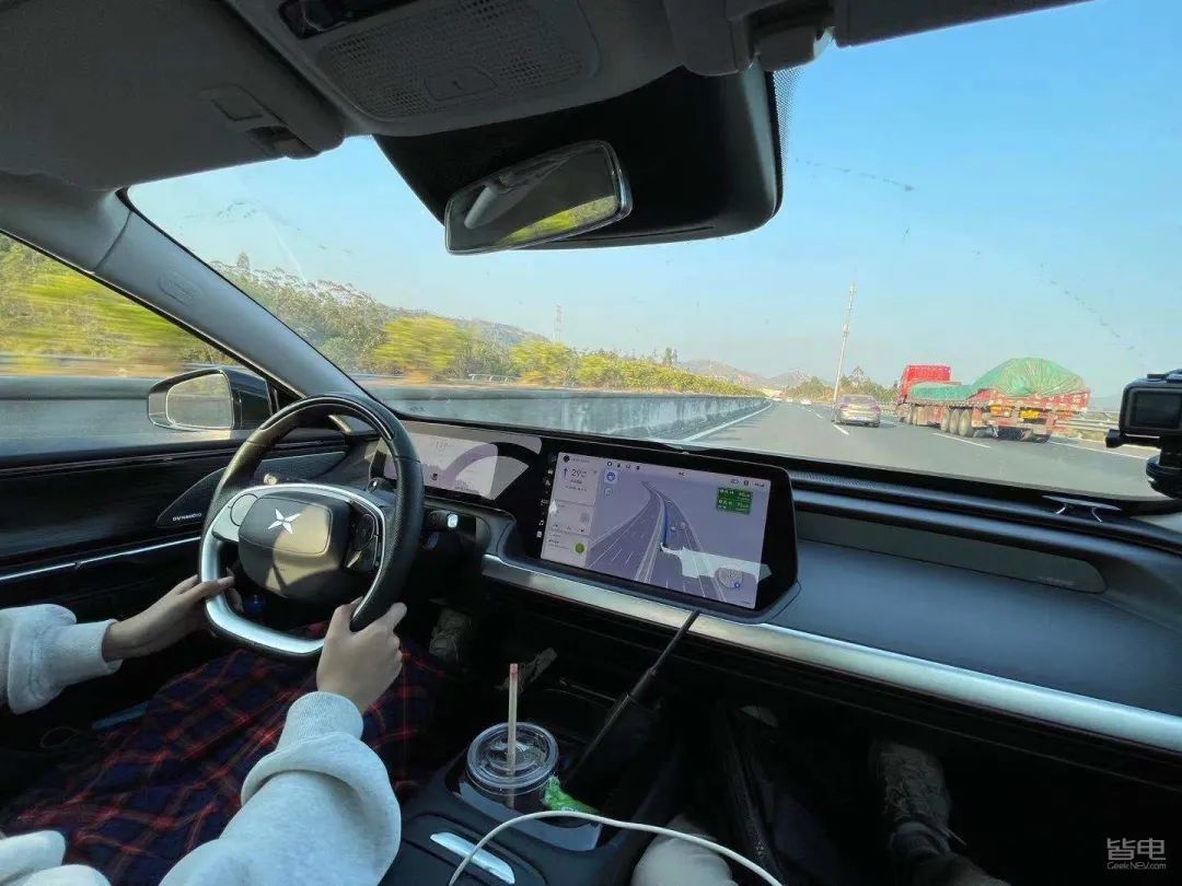 特斯拉小鹏蔚来激烈驾驶评测,作死挑战骑电动车