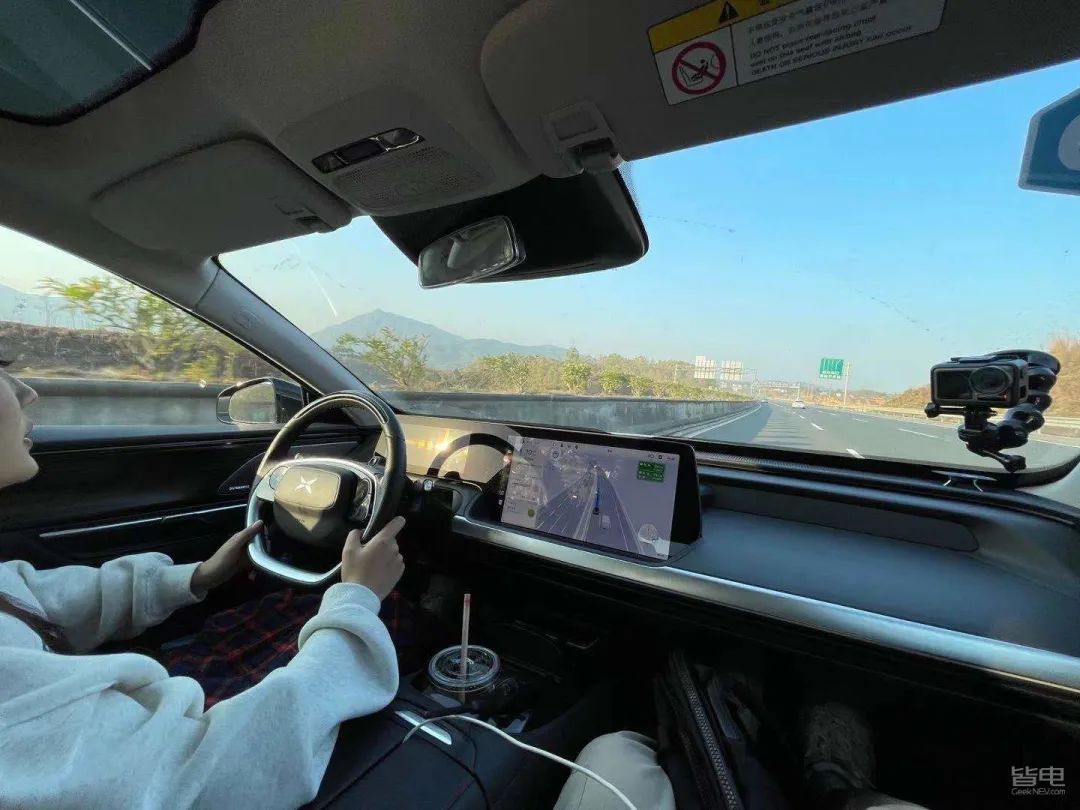 特斯拉小鹏蔚来激烈驾驶评测,作死挑战骑电动车