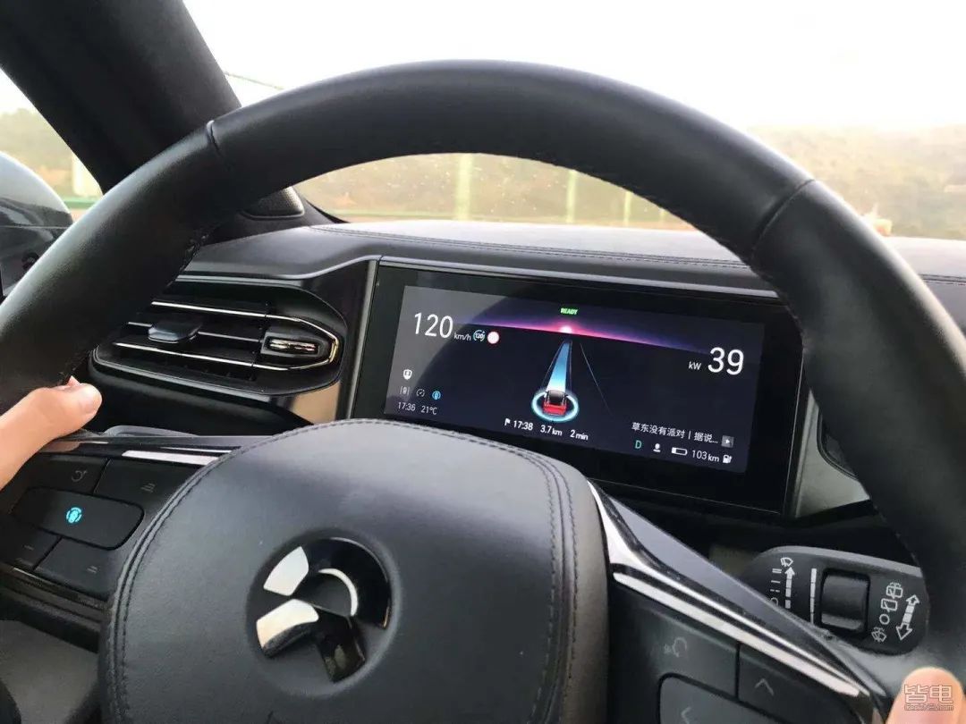 特斯拉小鹏蔚来激烈驾驶评测,作死挑战骑电动车