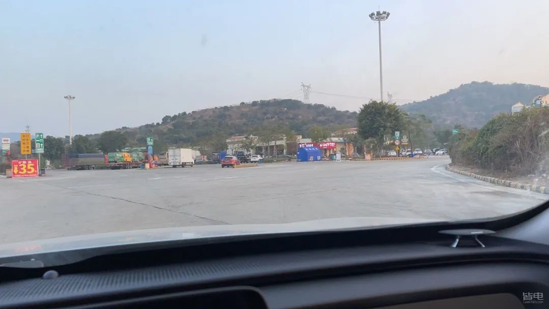 特斯拉小鹏蔚来激烈驾驶评测,作死挑战骑电动车