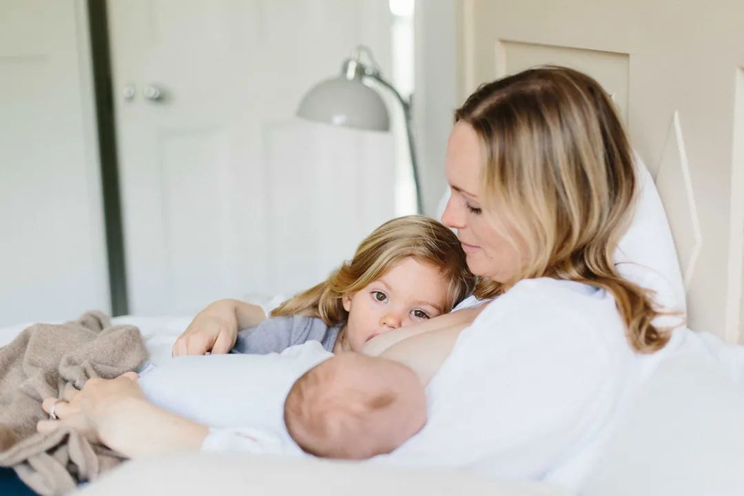 哺乳期怀孕还能继续喂奶么,哺乳期再怀孕还能继续喂奶吗