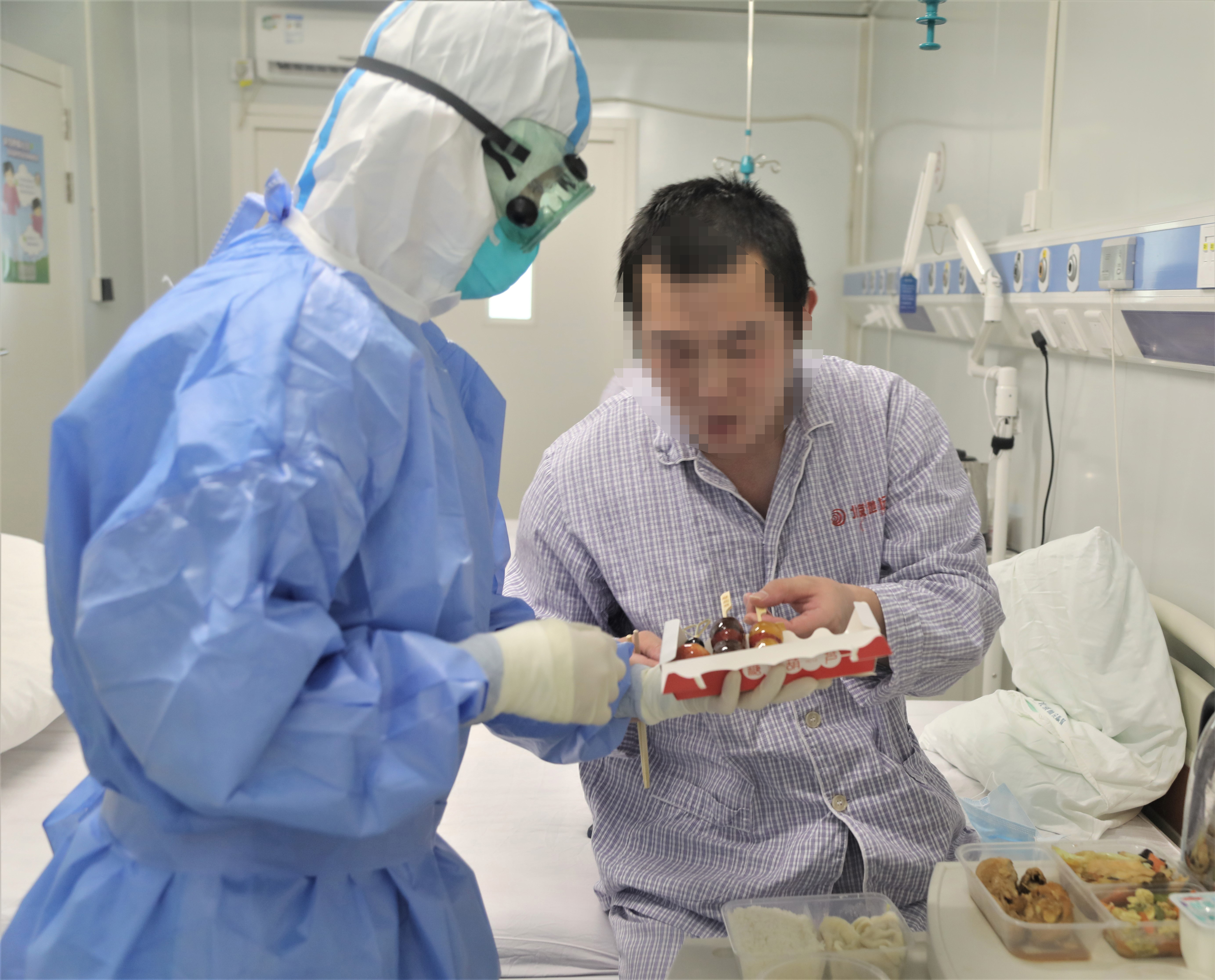 “一个拥抱，就是最好的‘治疗剂’”——应急隔离区的别样小年