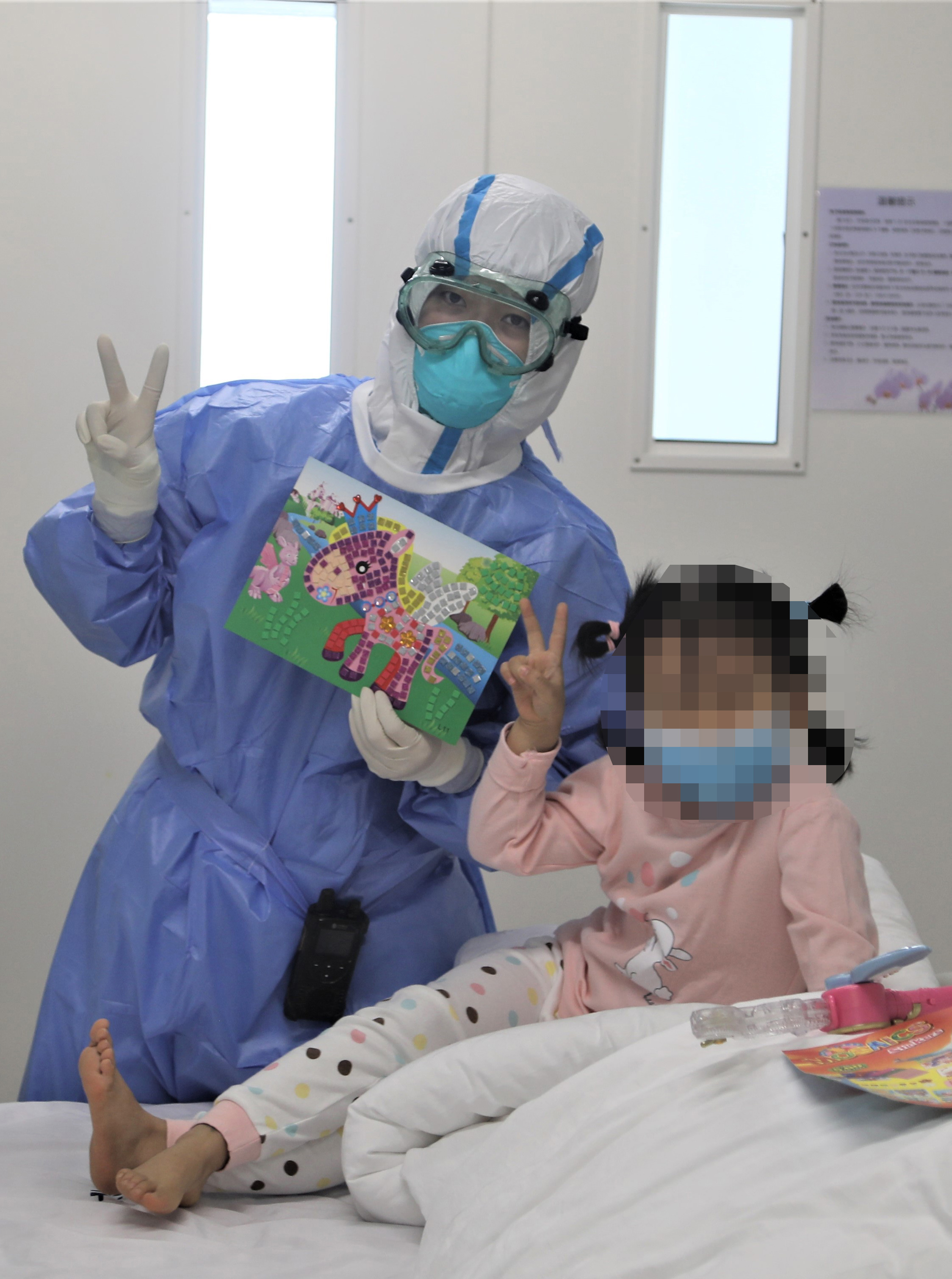 “一个拥抱，就是最好的‘治疗剂’”——应急隔离区的别样小年