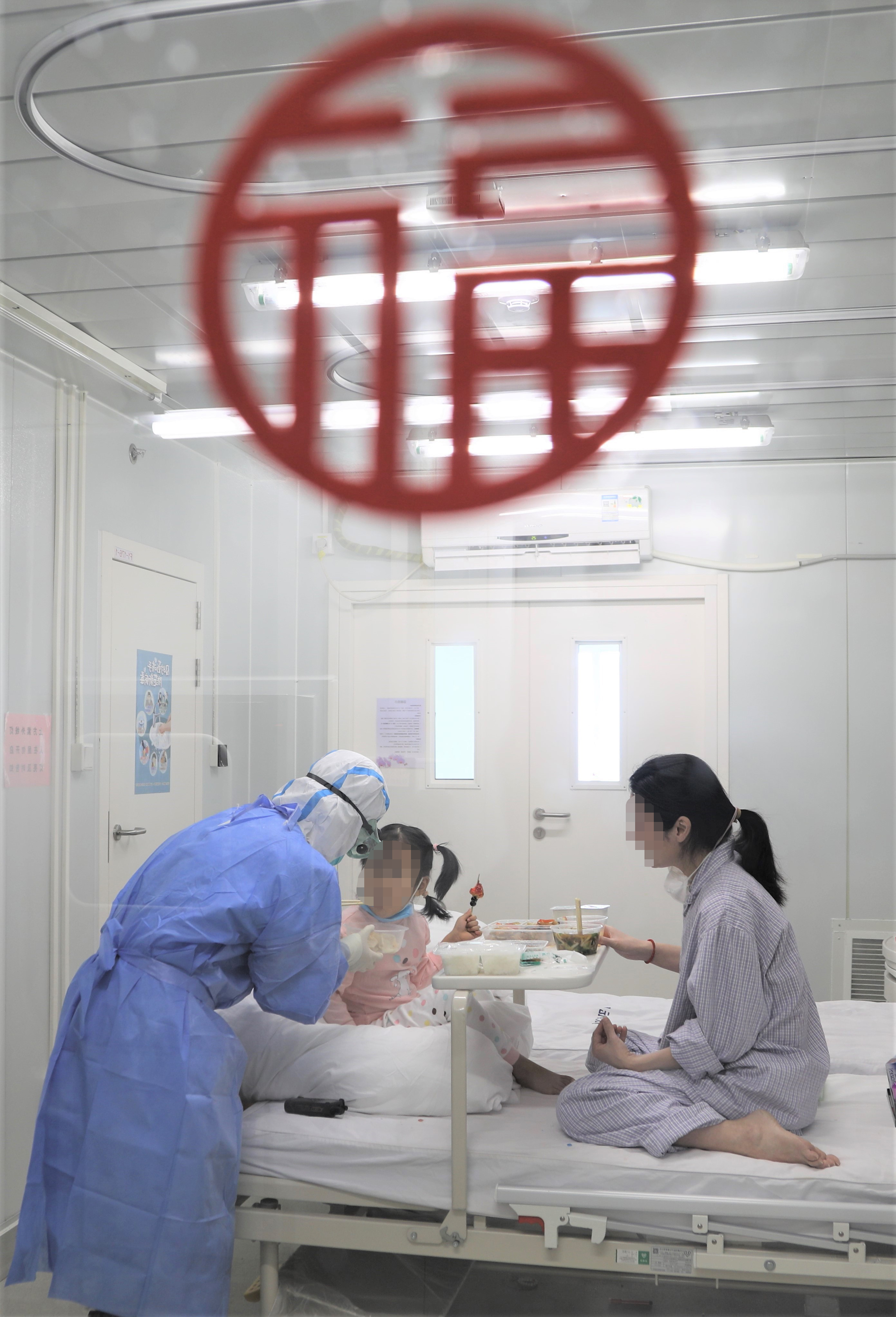 “一个拥抱，就是最好的‘治疗剂’”——应急隔离区的别样小年